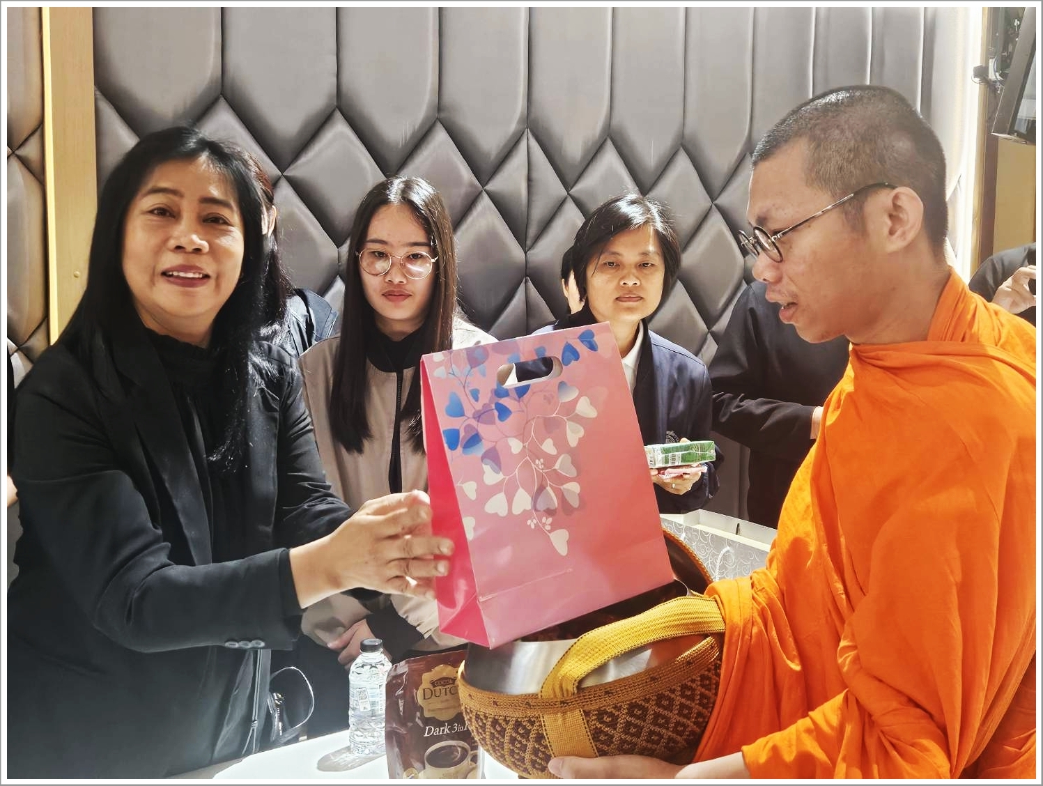 กรมบังคับคดี ร่วมทำบุญตักบาตร กิจกรรมเสริมสร้างคุณธรรมจริยธรรมบุคลากรกระทรวงยุติธรรม ครั้งที่ 8/2569